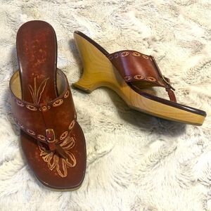 Fioni tooled leather faux wood kitten heel sandals size 9.5
